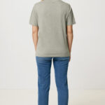 Femme vue de dos en t-shirt vert et jean bleu