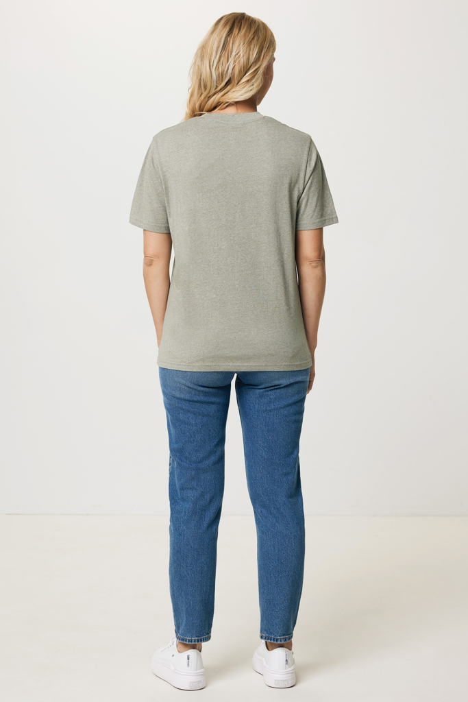Femme vue de dos en t-shirt vert et jean bleu