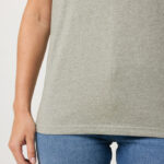 T-shirt gris et jean bleu, vue rapprochée