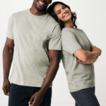 Homme et femme souriants en t-shirts verts