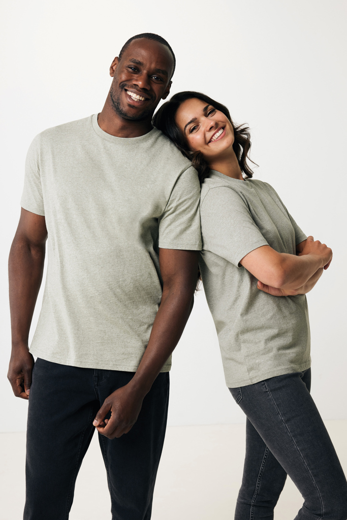Homme et femme souriants en t-shirts verts