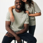 Couple souriant en t-shirts verts assortis