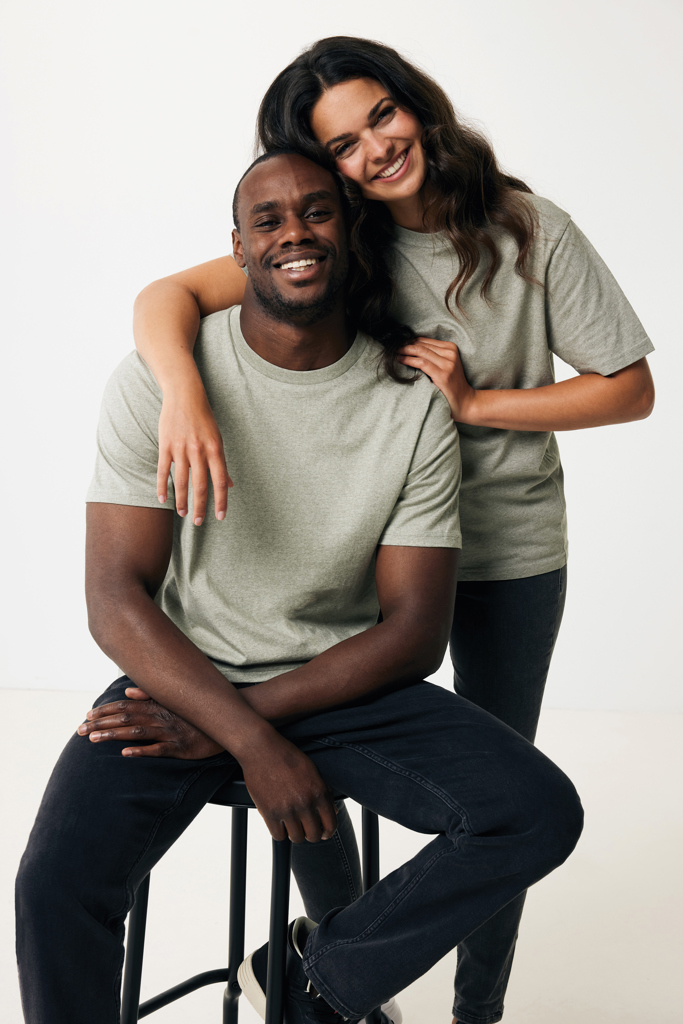 Couple souriant en t-shirts verts assortis