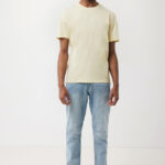 Homme en t-shirt beige et jean clair