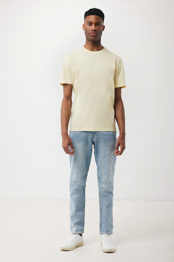 Homme en t-shirt beige et jean clair
