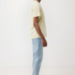 Homme de profil en t-shirt beige et jean