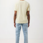 Homme de dos en t-shirt beige et jean clair