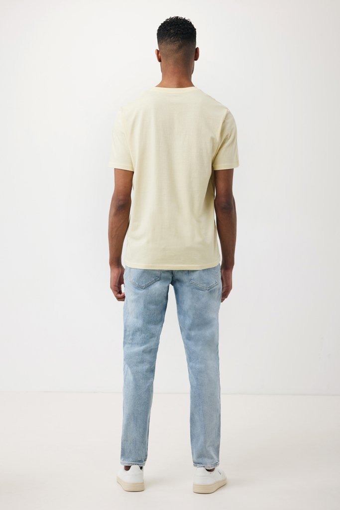 Homme de dos en t-shirt beige et jean clair