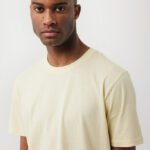 Homme portant un t-shirt beige clair