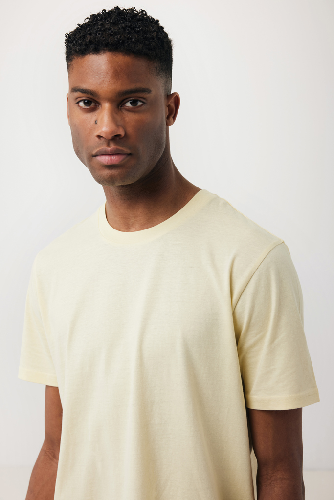 Homme portant un t-shirt beige clair