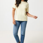 Femme portant t-shirt beige et jean bleu