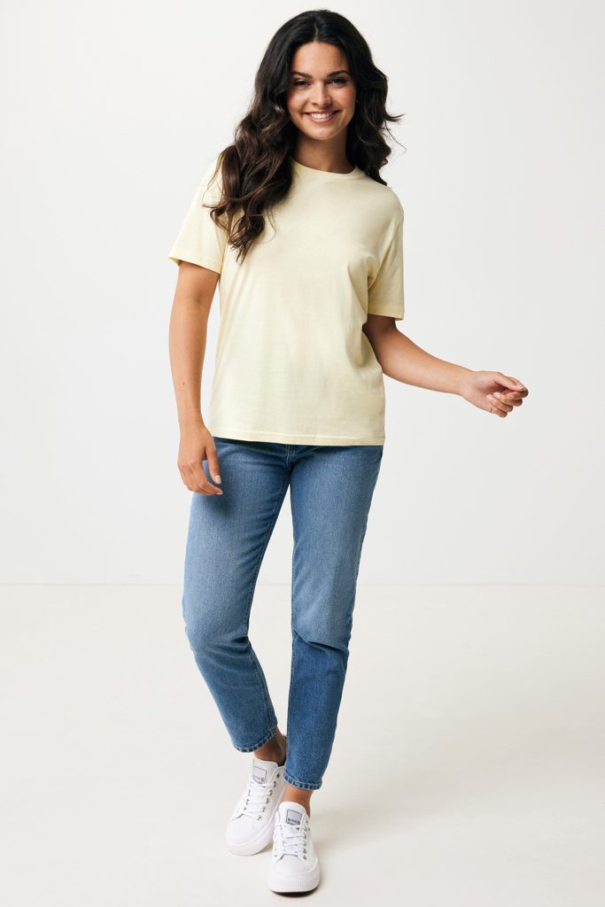 Femme portant t-shirt beige et jean bleu