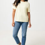 Femme en t-shirt beige et jean bleu