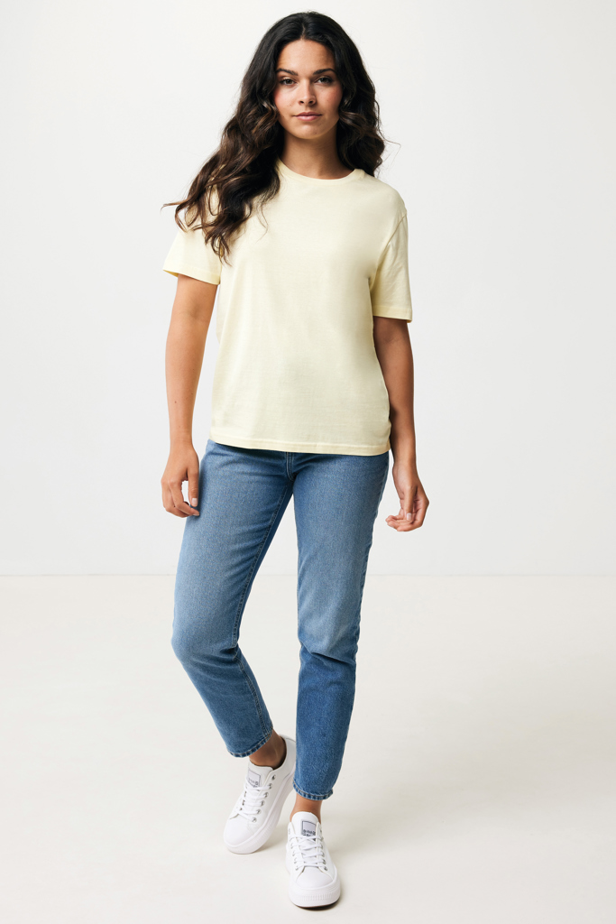 Femme en t-shirt beige et jean bleu