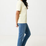 Femme en t-shirt jaune et jean bleu