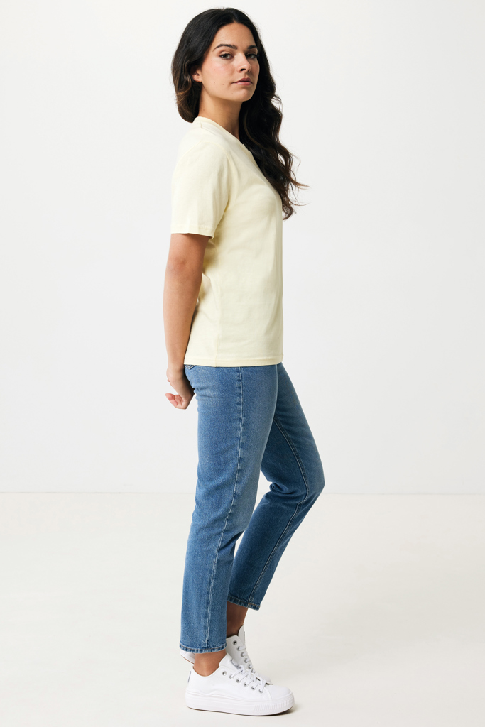 Femme en t-shirt jaune et jean bleu