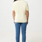 Femme de dos en t-shirt jaune et jean