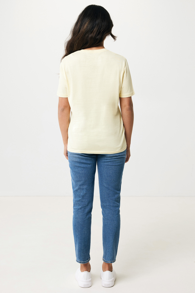 Femme de dos en t-shirt jaune et jean