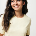 Jeune femme souriante en t-shirt jaune clair
