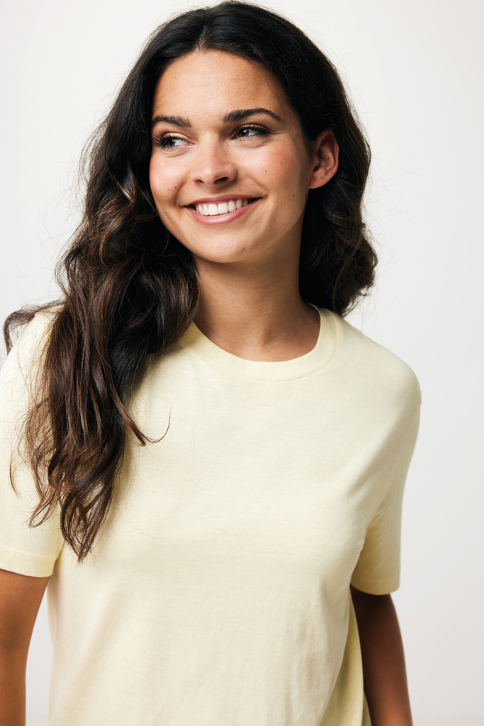 Jeune femme souriante en t-shirt jaune clair