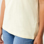T-shirt beige et jean bleu, vue rapprochée