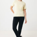 Femme en t-shirt beige et pantalon noir