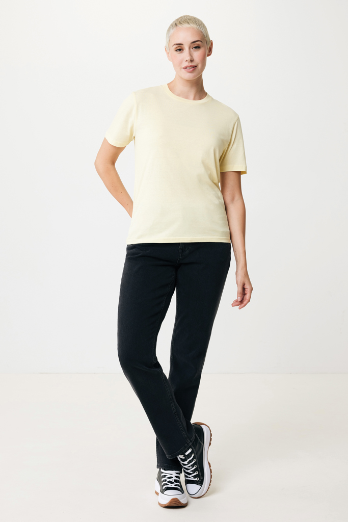 Femme en t-shirt beige et pantalon noir
