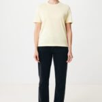 Femme en t-shirt beige et jean noir, baskets blanches