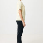 Personne de profil en t-shirt jaune clair