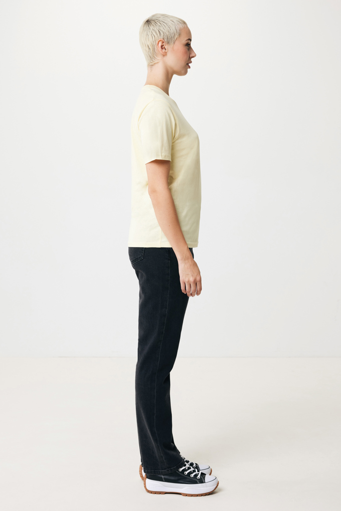 Personne de profil en t-shirt jaune clair