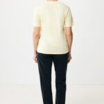 Personne de dos en t-shirt jaune clair