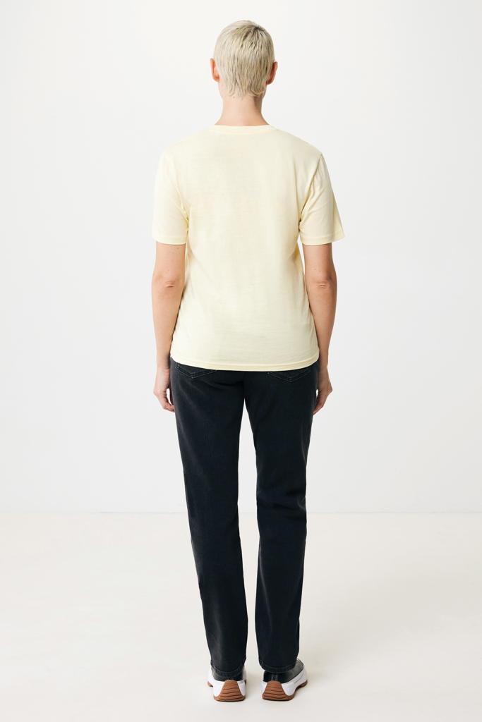 Personne de dos en t-shirt jaune clair