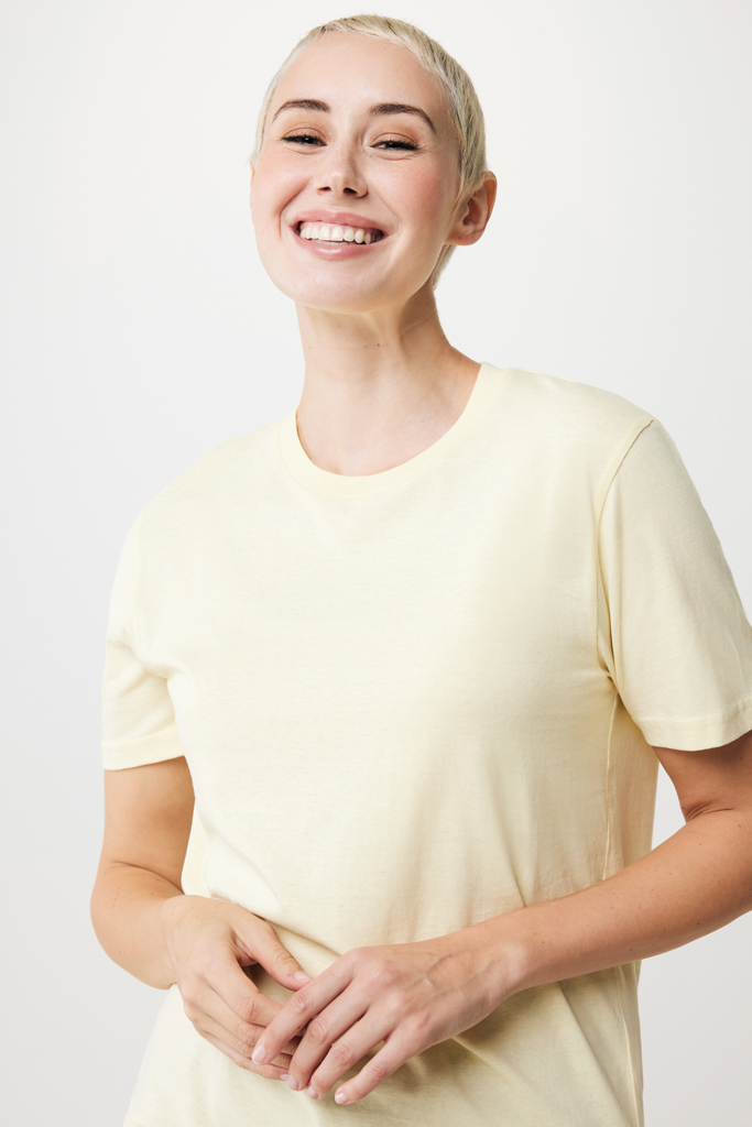 Femme souriante aux cheveux courts blonds en t-shirt jaune