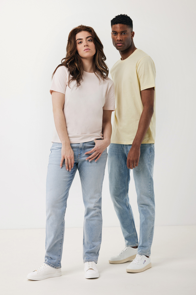 Deux modèles en t-shirts pastel et jeans