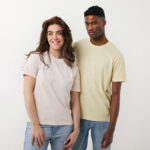 Deux jeunes adultes en t-shirts unis