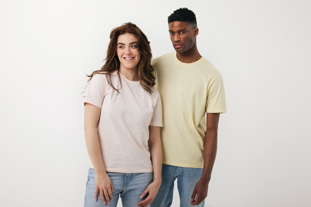 Deux jeunes adultes en t-shirts unis
