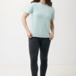 Femme en t-shirt vert et jean foncé