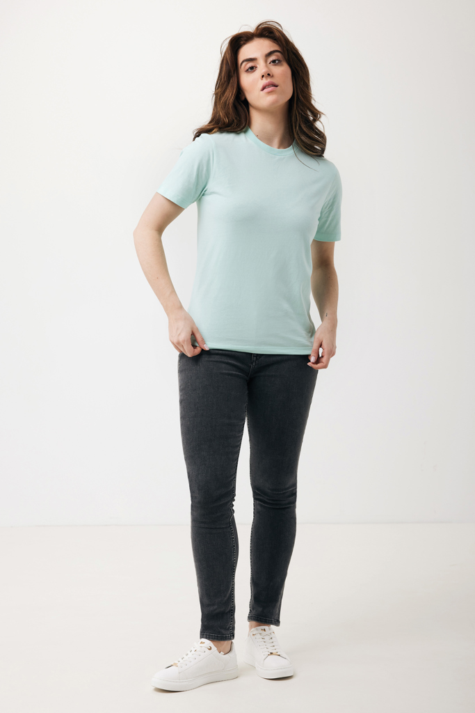 Femme en t-shirt vert et jean foncé
