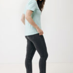 Femme en t-shirt bleu et jean slim