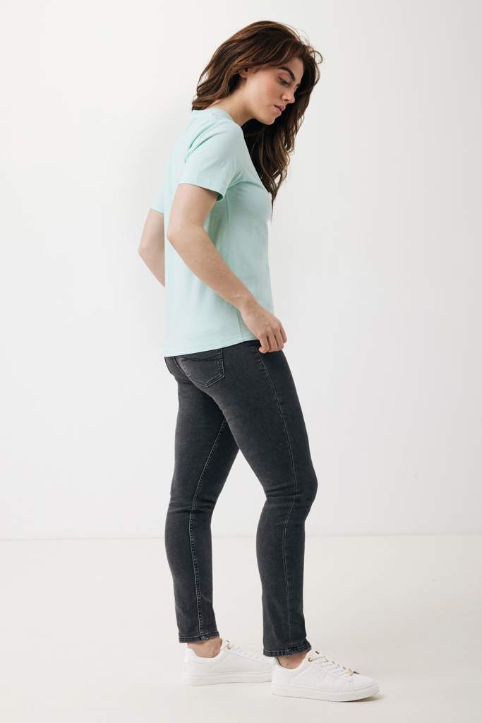 Femme en t-shirt bleu et jean slim