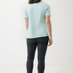 Femme de dos en t-shirt vert clair