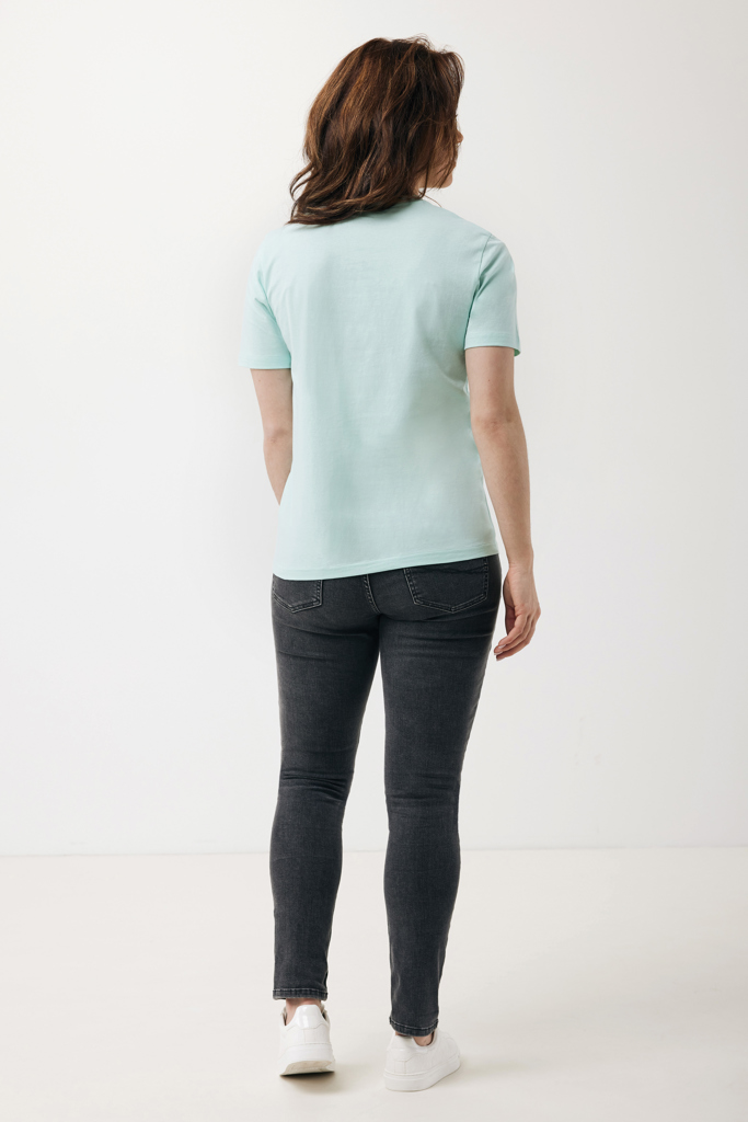 Femme de dos en t-shirt vert clair
