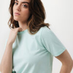 Femme brune en t-shirt vert clair