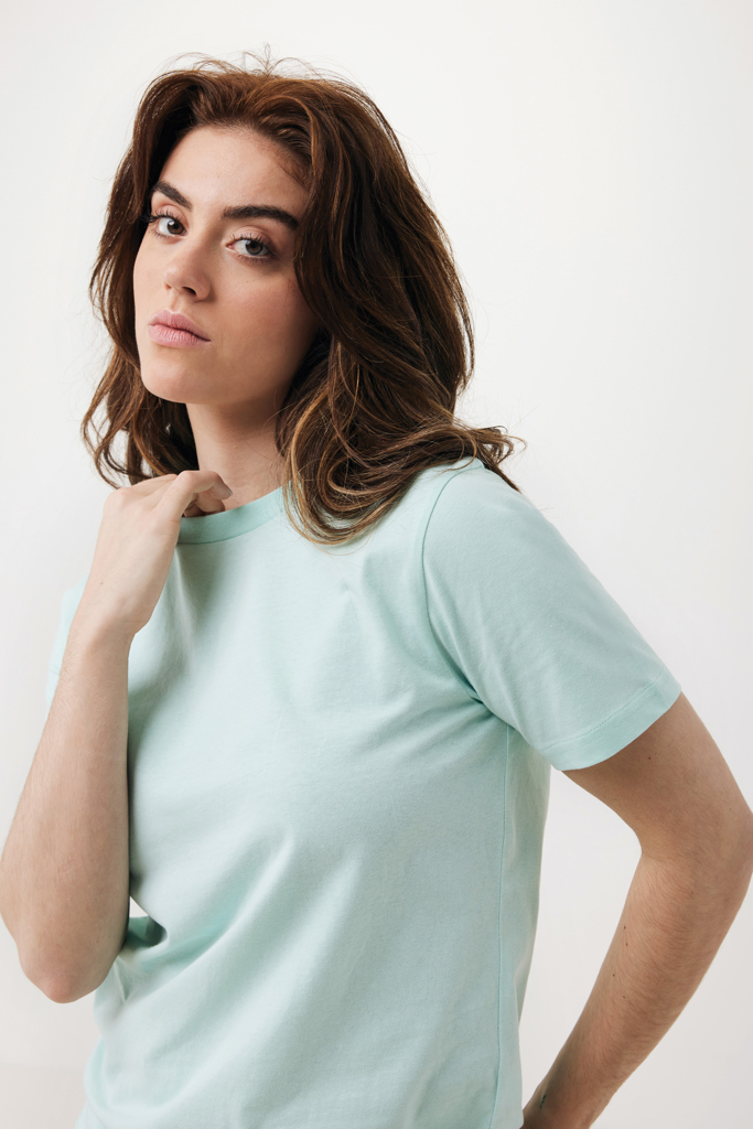 Femme brune en t-shirt vert clair