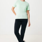 Femme en t-shirt vert et jean noir