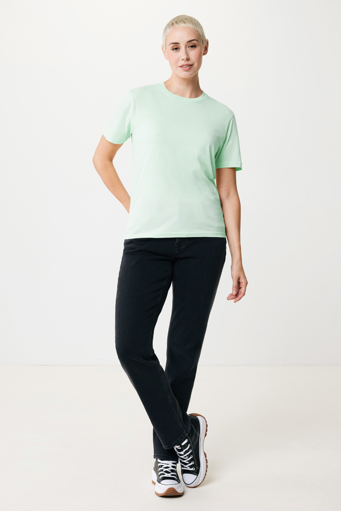 Femme en t-shirt vert et jean noir