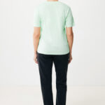 Personne de dos en t-shirt vert clair