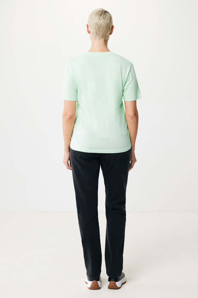 Personne de dos en t-shirt vert clair