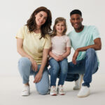 Famille souriante avec enfant sur fond blanc