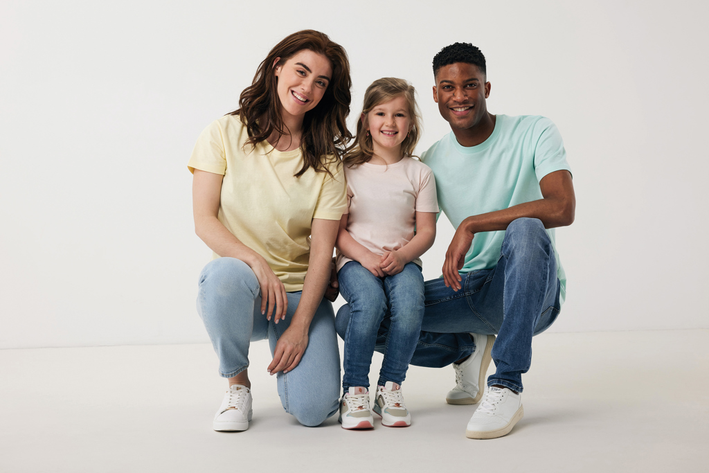Famille souriante avec enfant sur fond blanc
